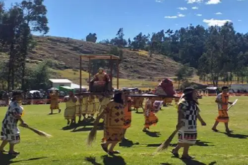 La ceremonia central del Waraq Inti es la representación de la adoración al Dios Sol, similar a la representación del Inti Raymi en la ciudad del Cusco.