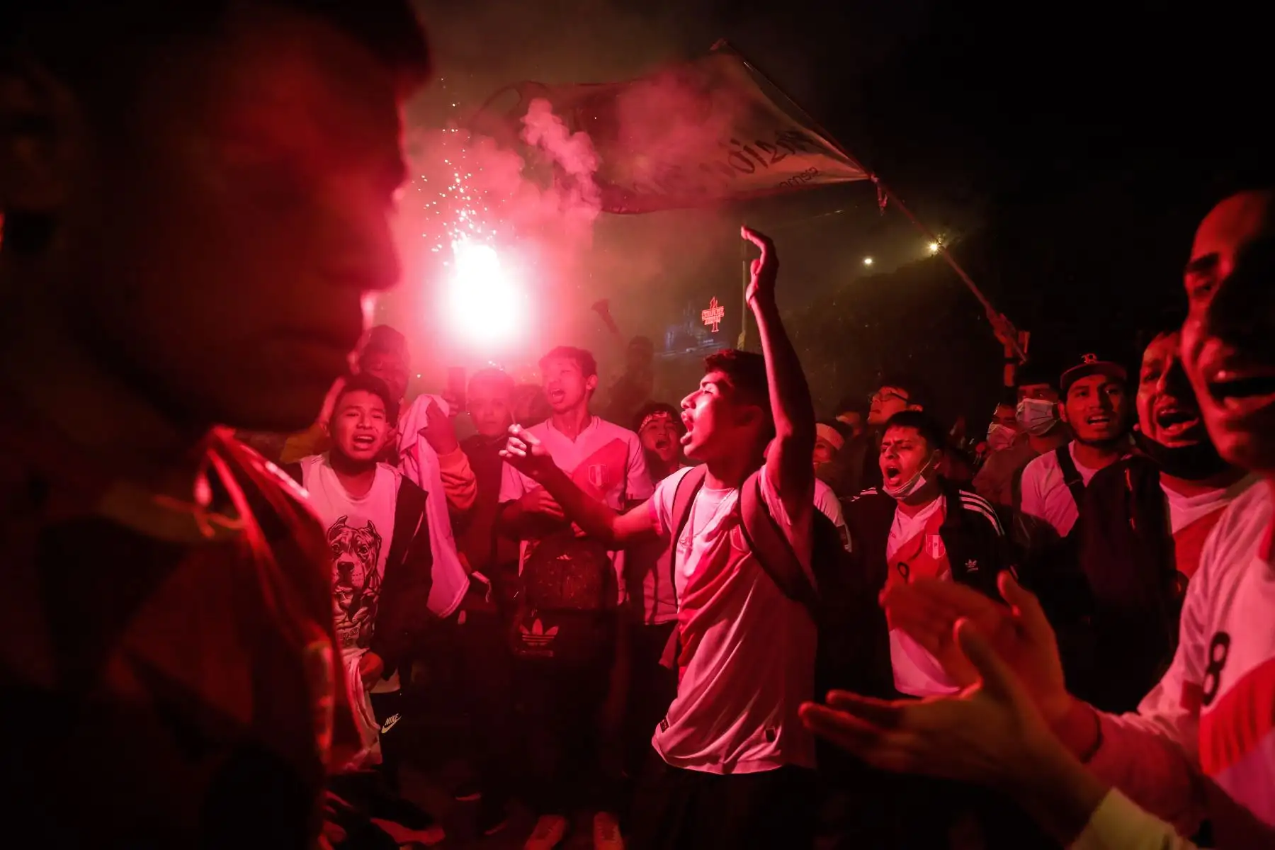 Hinchas de la Selección peruana realizaron banderolazo en la explanada Sur del Estadio Nacional a pocas horas del partido de repechaje ante Australia rumbo a Qatar 2022. Foto: ANDINA/Renato Pajuelo
