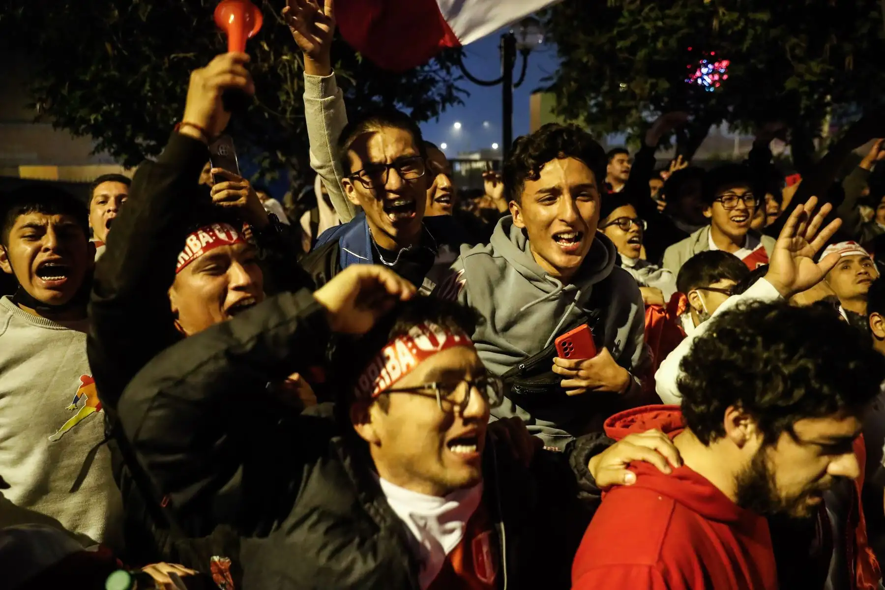 Hinchas de la Selección peruana realizaron banderolazo en la explanada Sur del Estadio Nacional a pocas horas del partido de repechaje ante Australia rumbo a Qatar 2022. Foto: ANDINA/Renato Pajuelo