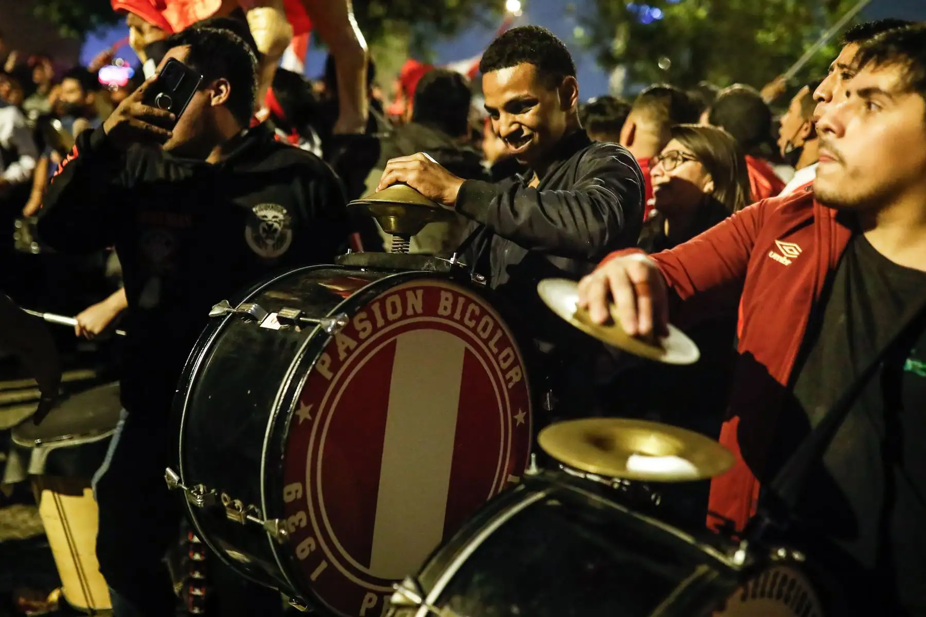 Hinchas de la Selección peruana realizaron banderolazo en la explanada Sur del Estadio Nacional a pocas horas del partido de repechaje ante Australia rumbo a Qatar 2022. Foto: ANDINA/Renato Pajuelo