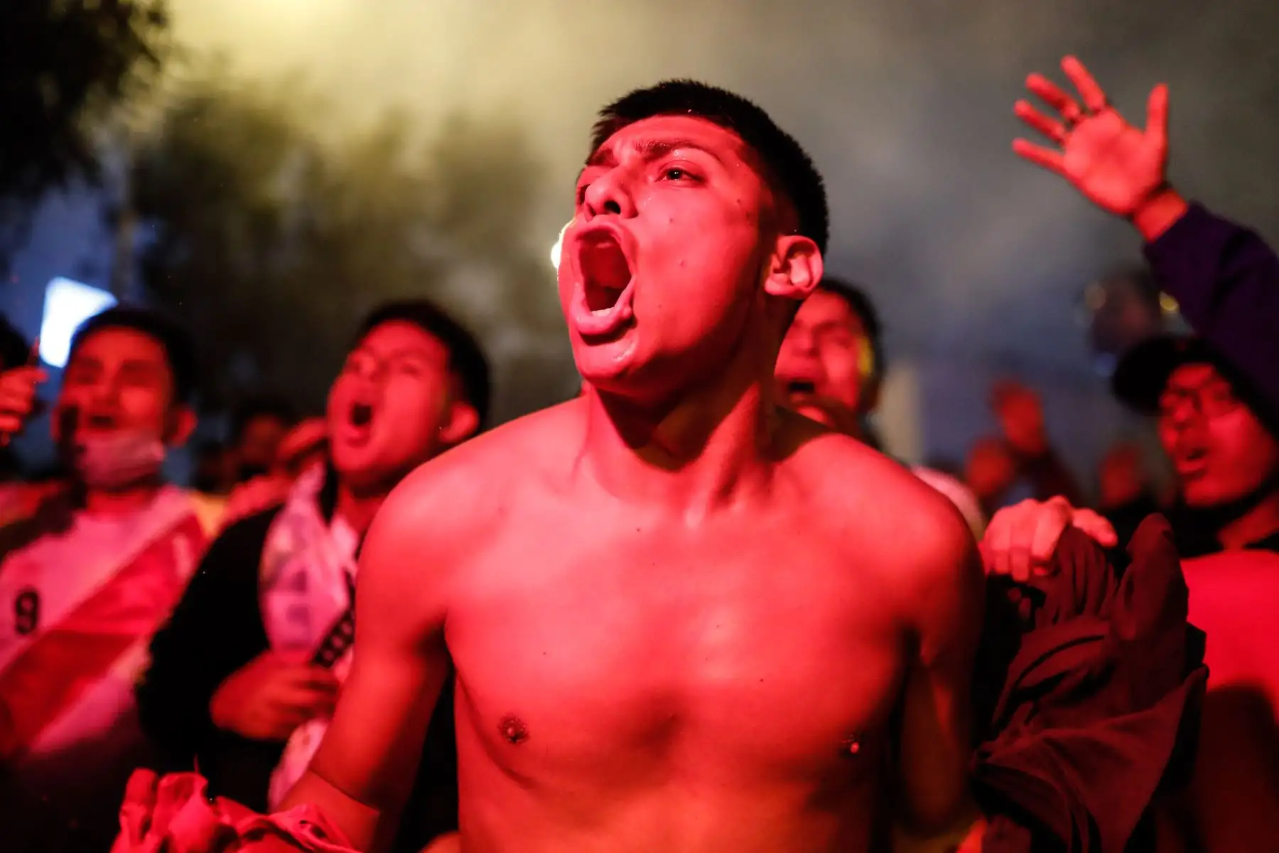 Hinchas de la Selección peruana realizaron banderolazo en la explanada Sur del Estadio Nacional a pocas horas del partido de repechaje ante Australia rumbo a Qatar 2022. Foto: ANDINA/Renato Pajuelo