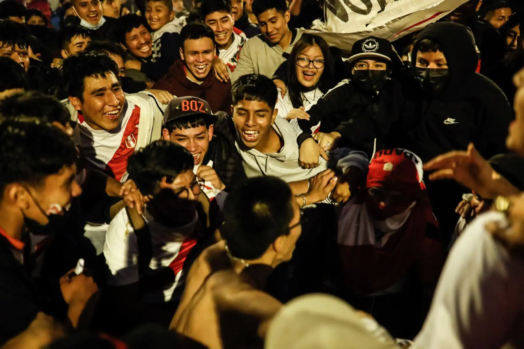 Hinchas de la Selección peruana realizaron banderolazo en la explanada Sur del Estadio Nacional a pocas horas del partido de repechaje ante Australia rumbo a Qatar 2022. Foto: ANDINA/Renato Pajuelo