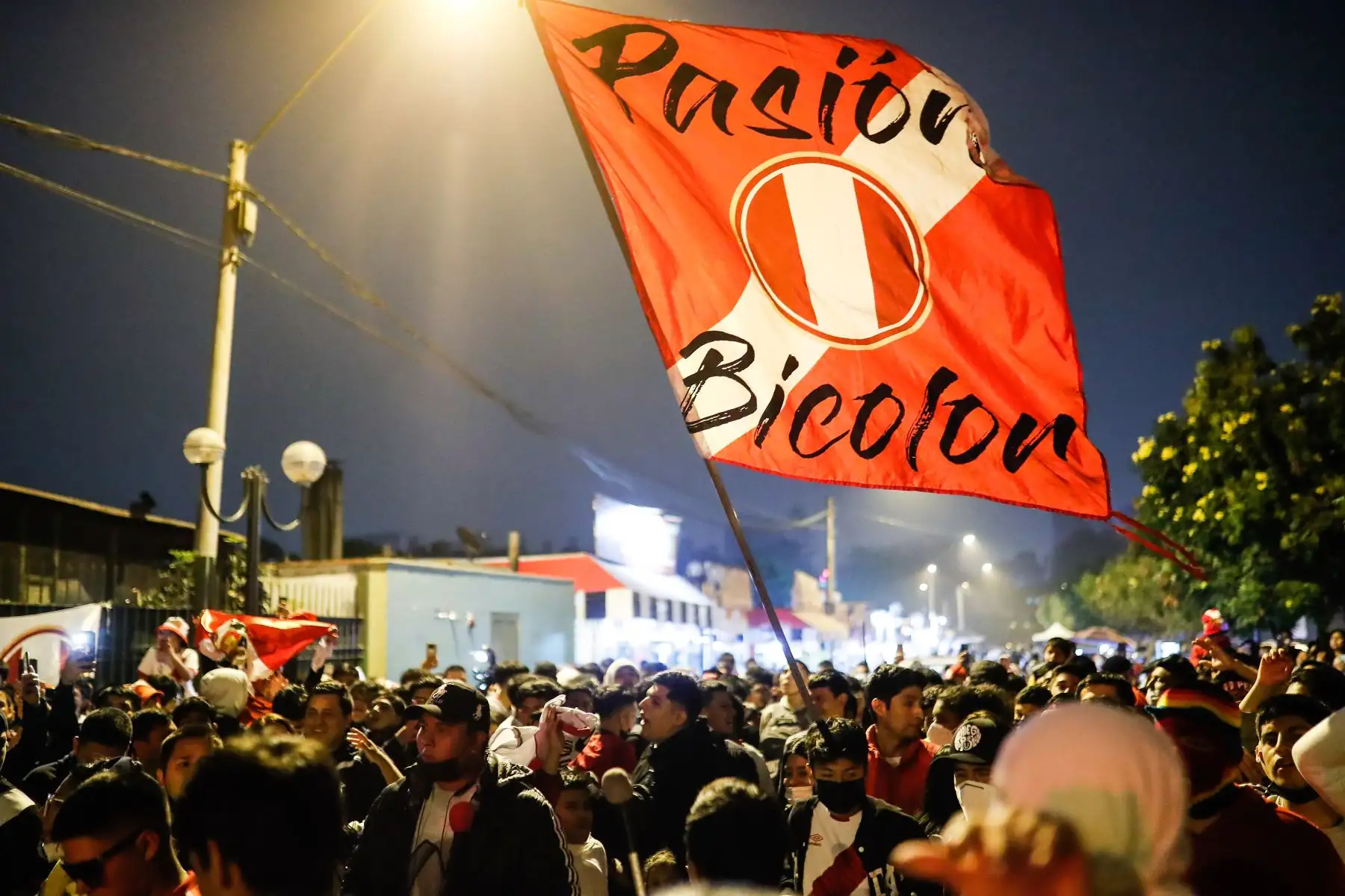 Hinchas de la Selección peruana realizaron banderolazo en la explanada Sur del Estadio Nacional a pocas horas del partido de repechaje ante Australia rumbo a Qatar 2022. Foto: ANDINA/Renato Pajuelo