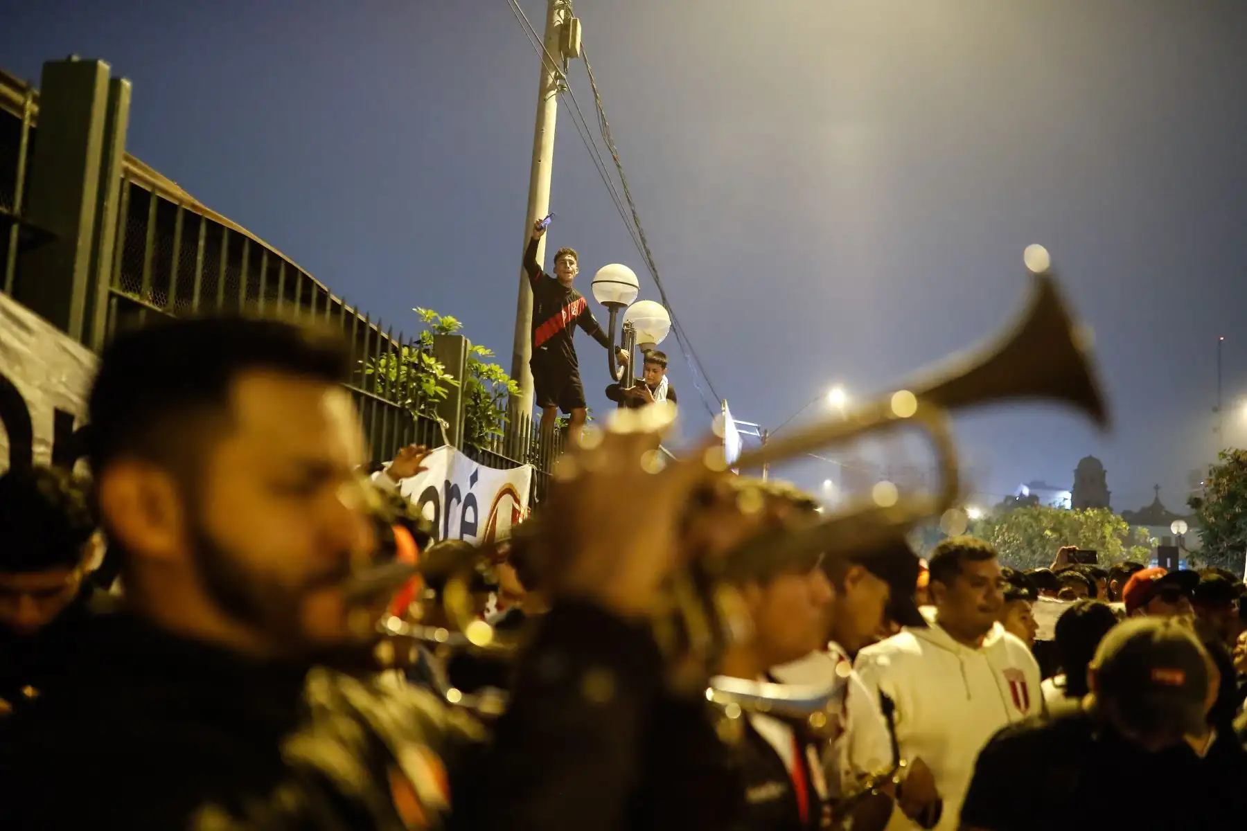 Hinchas de la Selección peruana realizaron banderolazo en la explanada Sur del Estadio Nacional a pocas horas del partido de repechaje ante Australia rumbo a Qatar 2022. Foto: ANDINA/Renato Pajuelo