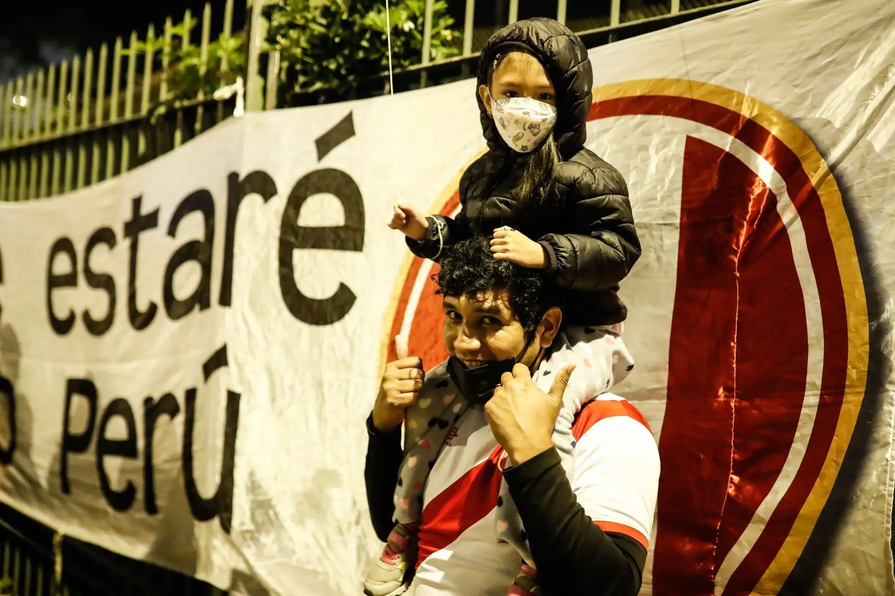 Hinchas de la Selección peruana realizaron banderolazo en la explanada Sur del Estadio Nacional a pocas horas del partido de repechaje ante Australia rumbo a Qatar 2022. Foto: ANDINA/Renato Pajuelo