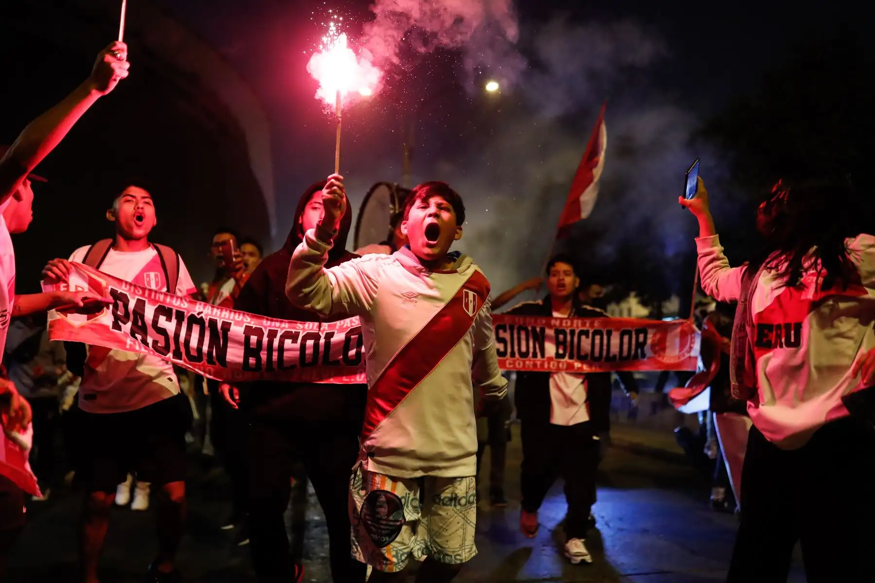 Hinchas de la Selección peruana realizaron banderolazo en la explanada Sur del Estadio Nacional a pocas horas del partido de repechaje frente a Australia rumbo a Qatar 2022. Foto: ANDINA/Renato Pajuelo