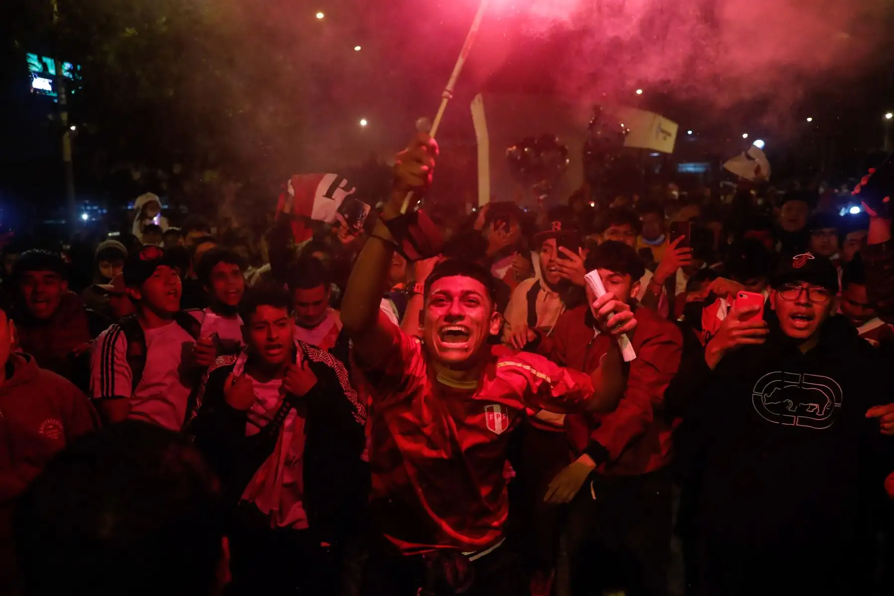 Hinchas de la Selección peruana realizaron banderolazo en la explanada Sur del Estadio Nacional a pocas horas del partido de repechaje ante Australia rumbo a Qatar 2022. Foto: ANDINA/Renato Pajuelo