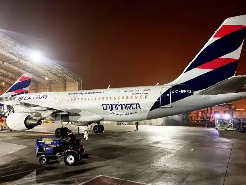 Aerolínea Latam promociona la Marca Cajamarca en una de sus naves que cubre destinos nacionales para posicionar a esta región como importante destino turístico. ANDINA/Difusión