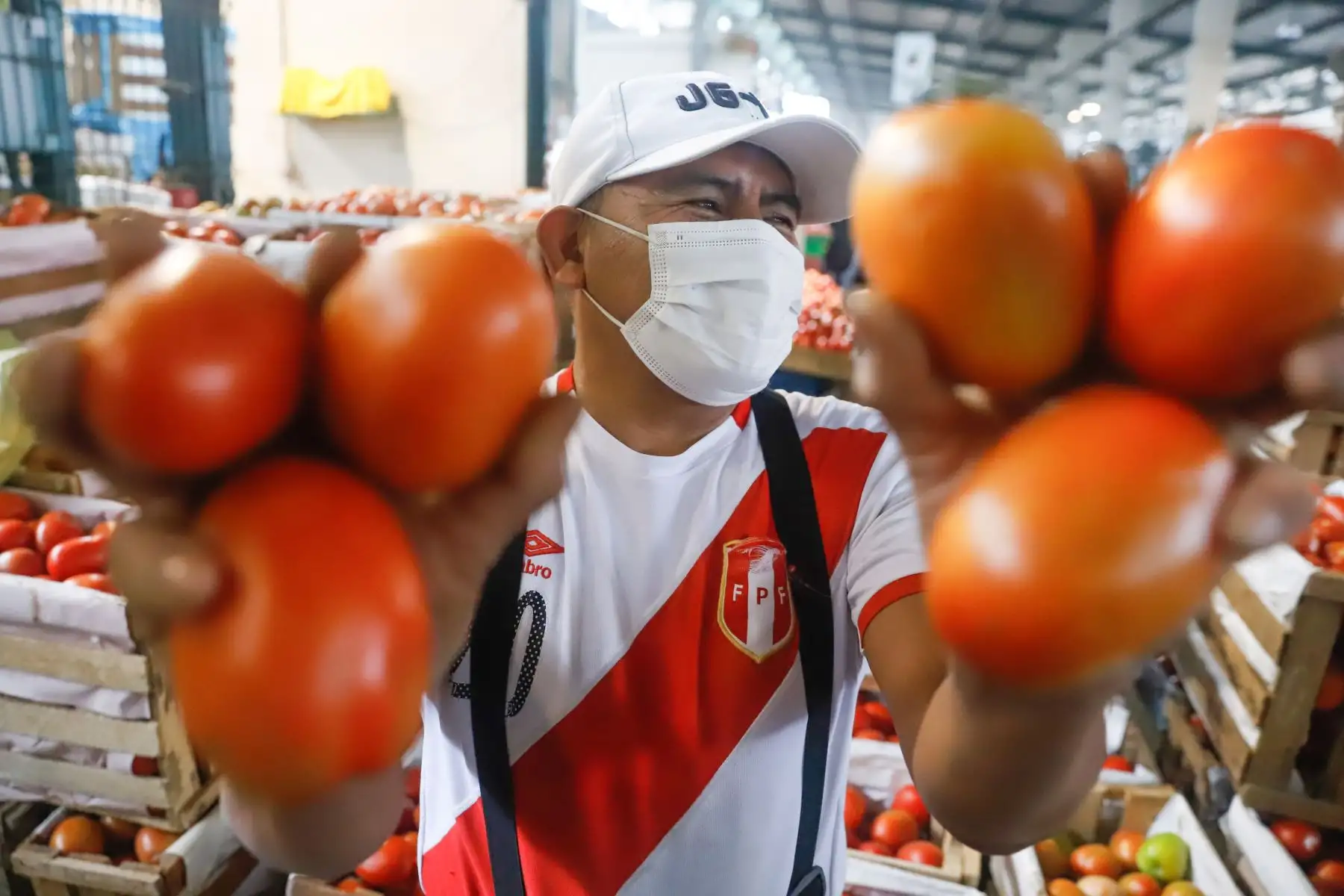 Comerciantes del Gran Mercado Mayorista de Lima alientan a la Selección Peruana a pocas horas del esperado partido de repechaje que enfrenta ante su rival Australia rumbo al Mundial de Qatar 2022.
Foto ANDINA/Renato Pajuelo