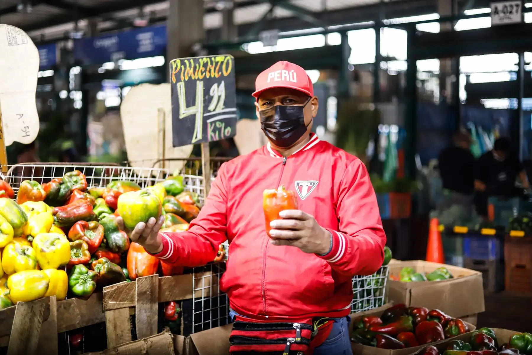Comerciantes del Gran Mercado Mayorista de Lima alientan a la Selección Peruana a pocas horas del esperado partido de repechaje que enfrenta ante su rival Australia rumbo al Mundial de Qatar 2022.
Foto ANDINA/Renato Pajuelo