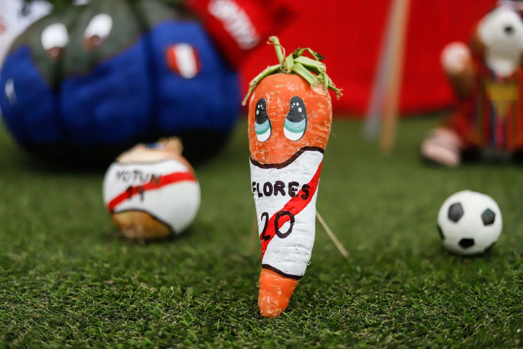 Comerciantes del Gran Mercado Mayorista de Lima armaron una cancha de grass sintético con figuras de los jugadores peruanos, la misma que será demarcada con frejolito panamito y se invitará al público a brindar su score del partido.
Foto ANDINA/Renato Pajuelo