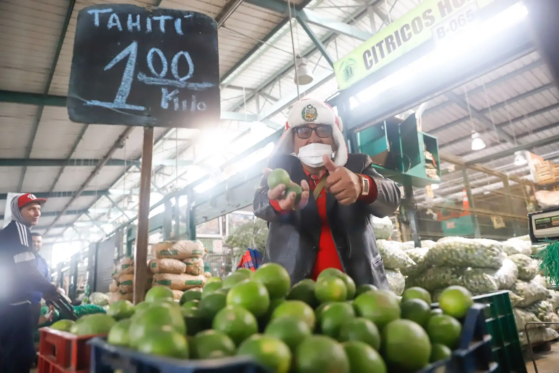 Comerciantes del Gran Mercado Mayorista de Lima alientan a la Selección Peruana a pocas horas del esperado partido de repechaje que enfrenta ante su rival Australia rumbo al Mundial de Qatar 2022.
Foto ANDINA/Renato Pajuelo
