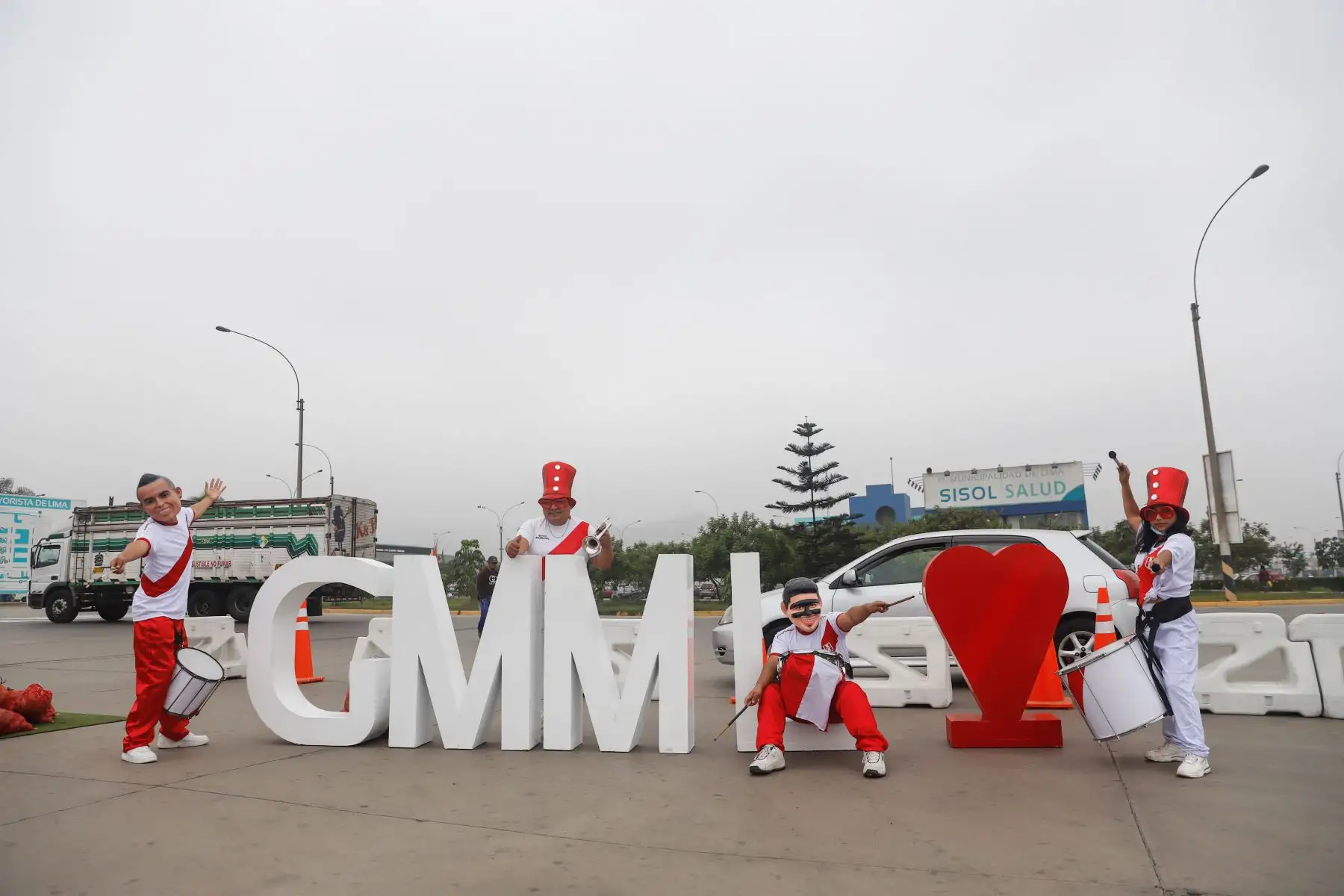 Comerciantes del Gran Mercado Mayorista de Lima armaron una cancha de grass sintético con figuras de los jugadores peruanos, la misma que será demarcada con frejolito panamito y se invitará al público a brindar su score del partido.
Foto ANDINA/Renato Pajuelo