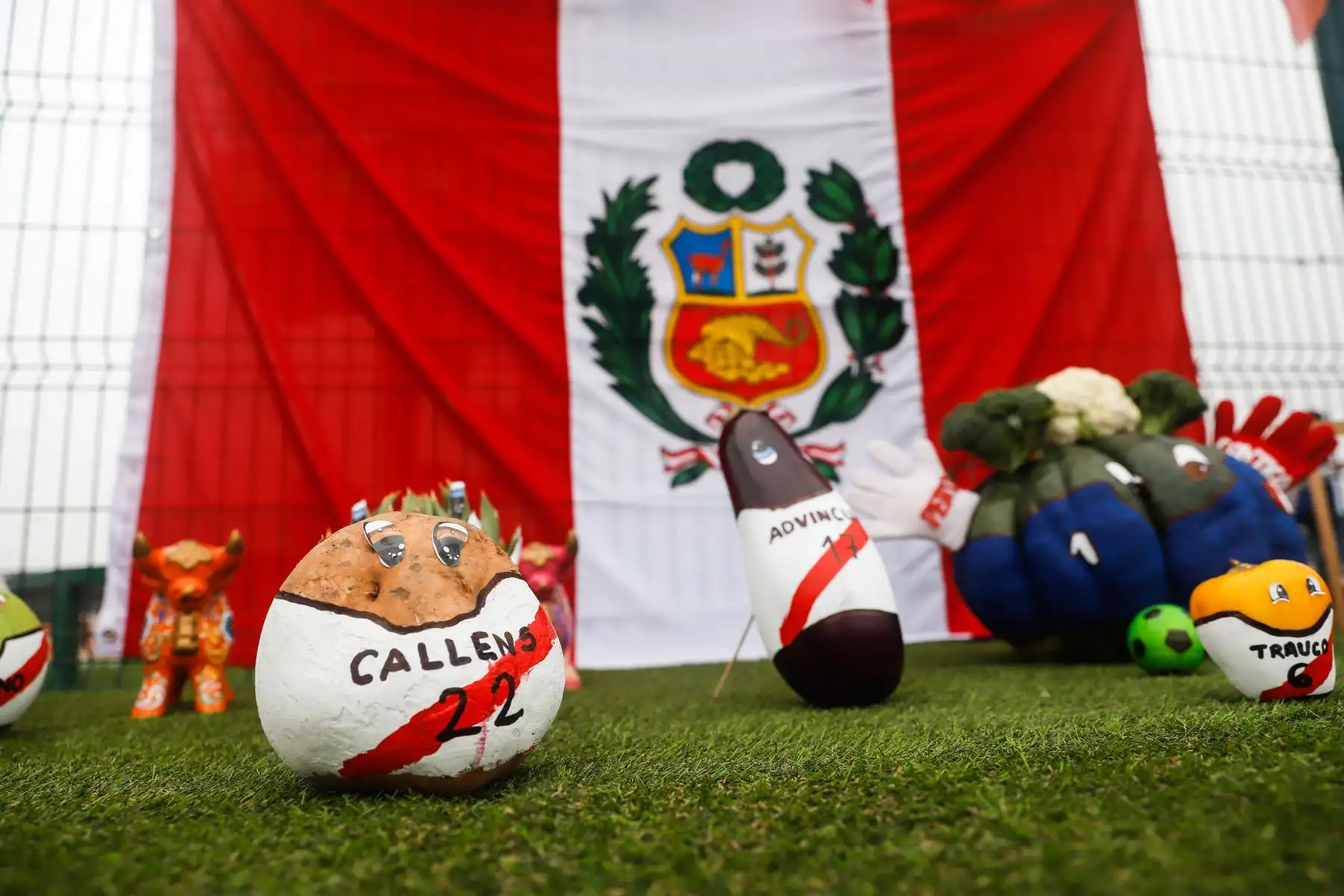 Comerciantes del Gran Mercado Mayorista de Lima armaron una cancha de grass sintético con figuras de los jugadores peruanos, la misma que será demarcada con frejolito panamito y se invitará al público a brindar su score del partido.
Foto ANDINA/Renato Pajuelo