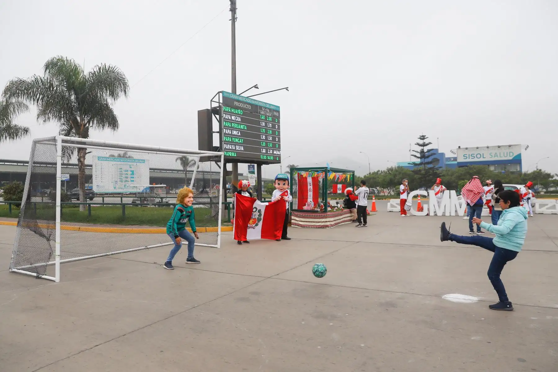 Comerciantes del Gran Mercado Mayorista de Lima armaron una cancha de fulbito donde  invitaron al público a brindar su score  y patear la pelota en el arco mayorista.
Foto ANDINA/Renato Pajuelo