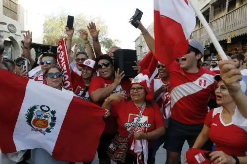 Un promedio de 12 mil hinchas peruano viajaron de Lima a Catar para alentar a la Blanqurroja