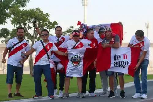 Perú se prepara para espectar el partido de la selección ante Australia. AFP