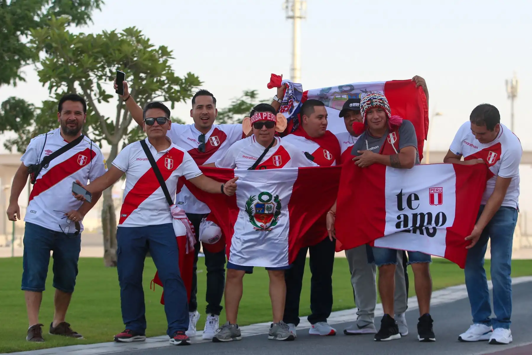 Hinchas de Perú posan para una foto antes del partido de repechaje entre Australia y Perú, en el estadio Ahmed bin Ali en la ciudad qatarí de Ar-Rayyan. Foto: AFP