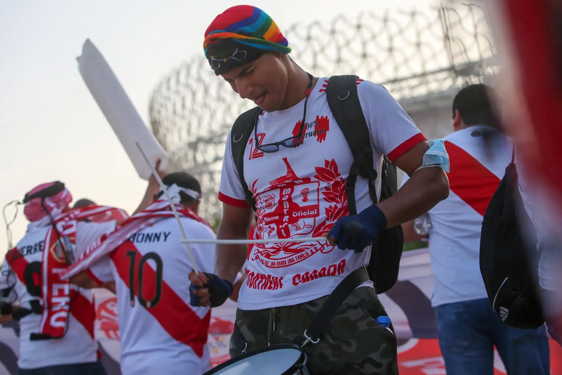 Hinchas de Perú posan para una foto antes del partido de repechaje entre Australia y Perú, en el estadio Ahmed bin Ali en la ciudad qatarí de Ar-Rayyan. Foto: AFP