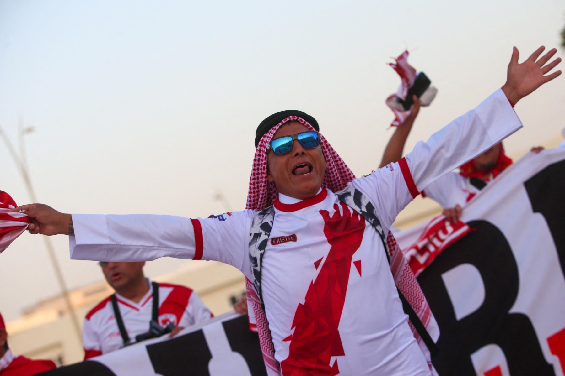Hinchas de Perú posan para una foto antes del partido de repechaje entre Australia y Perú, en el estadio Ahmed bin Ali en la ciudad qatarí de Ar-Rayyan. Foto: AFP