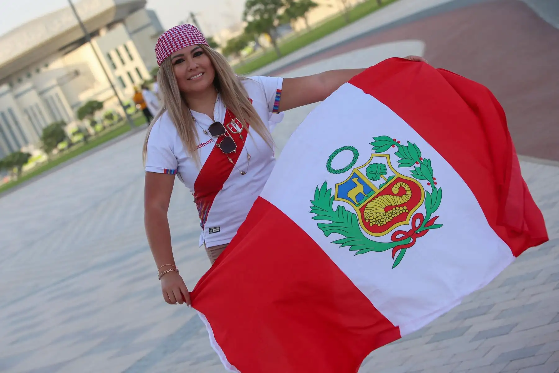 Hinchas de Perú posan para una foto antes del partido de repechaje entre Australia y Perú, en el estadio Ahmed bin Ali en la ciudad qatarí de Ar-Rayyan. Foto: AFP