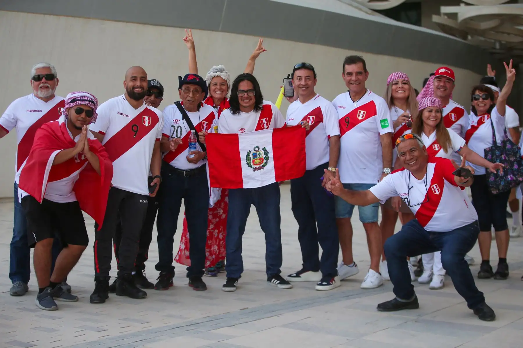 Hinchas de Perú posan para una foto antes del partido de repechaje entre Australia y Perú, en el estadio Ahmed bin Ali en la ciudad qatarí de Ar-Rayyan. Foto: AFP