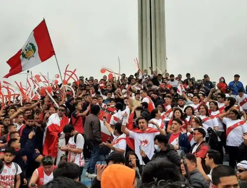 Cientos de trujillanos arman la fiesta y se concentran para ver el partido Perú-Australia, para lograr la clasificación al Mundial Catar 2022. Foto: Luis Puell