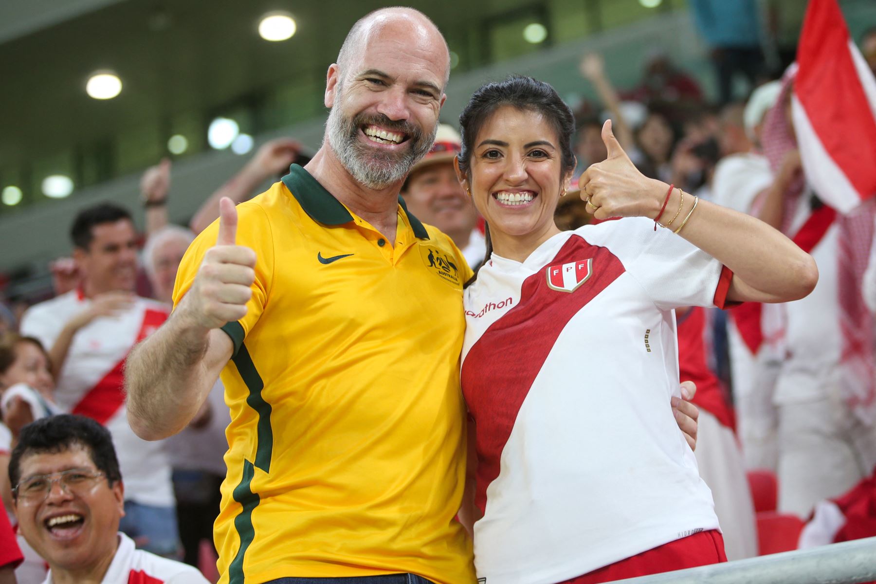 Un hincha de Australia y otro de Perú posan para una foto antes del partido del repechaje entre Australia y Perú, en el estadio Ahmed bin Ali en la ciudad qatarí de Ar-Rayyan. Foto: AFP