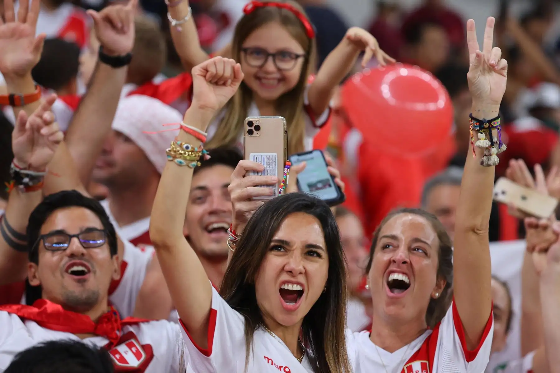 Hinchas de la selección peruana, animan antes del partido de repechaje entre Australia y Perú en el estadio Ahmed bin Ali. Foto: AFP