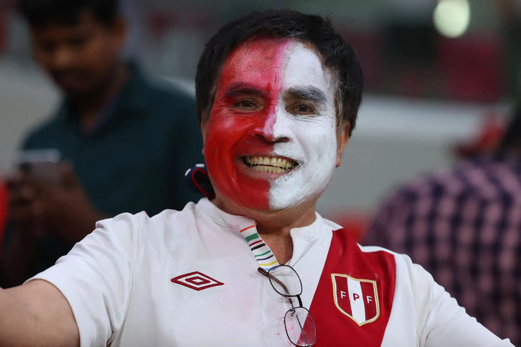 Hinchas de la selección peruana, animan antes del partido de repechaje entre Australia y Perú en el estadio Ahmed bin Ali. Foto: AFP