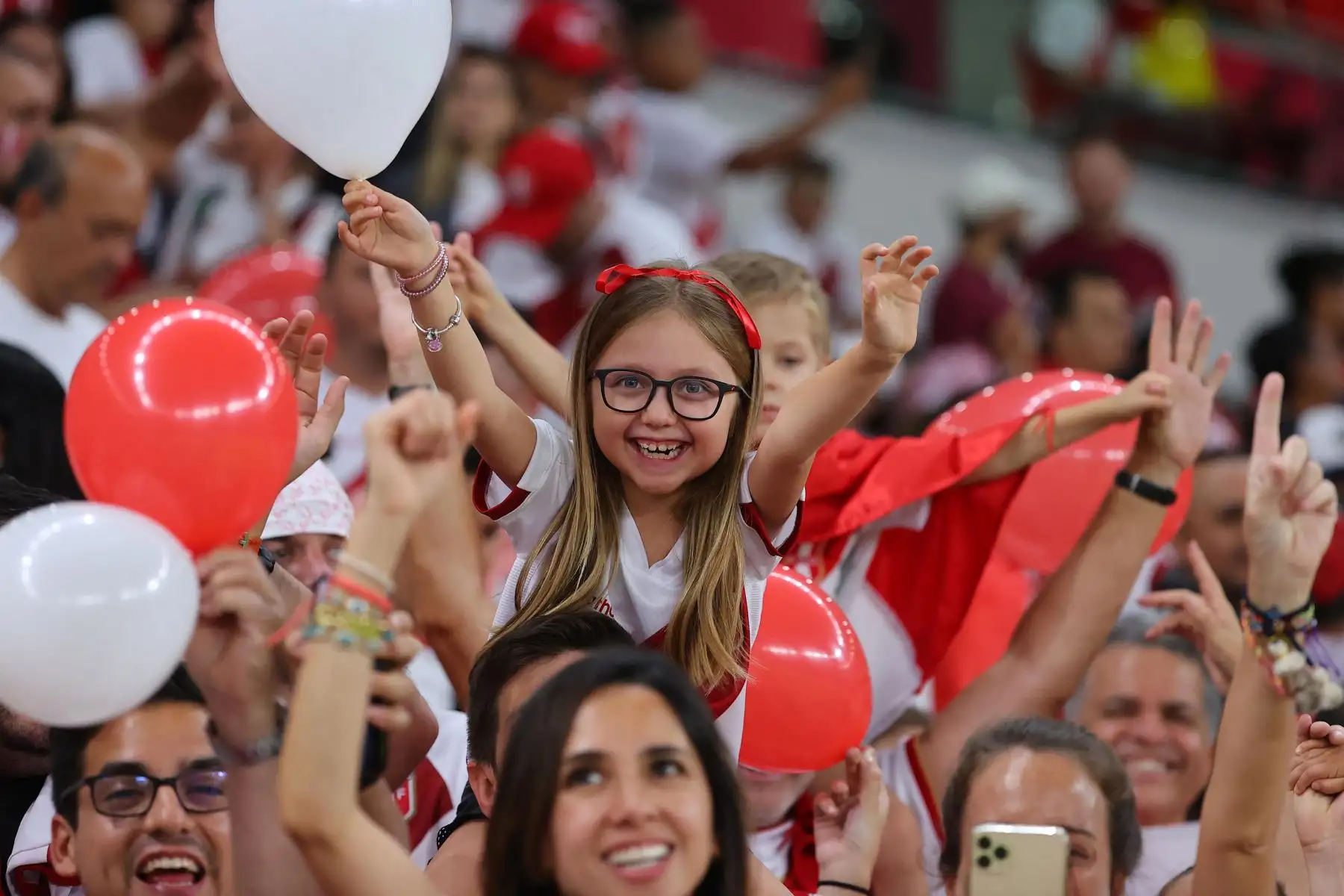 Hinchas de la selección peruana, animan antes del partido de repechaje entre Australia y Perú en el estadio Ahmed bin Ali. Foto: AFP