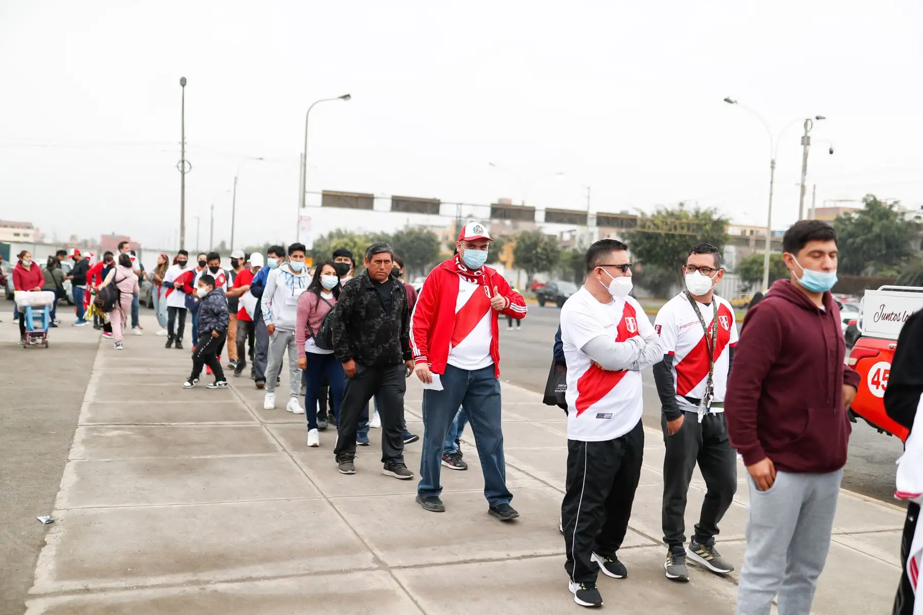 Imágenes previas de hinchas de la Selección peruana que llegan a la explanada del Estadio Monumental a pocas horas del partido de repechaje ante Australia rumbo a Qatar 2022. 
Foto: ANDINA/Renato Pajuelo
