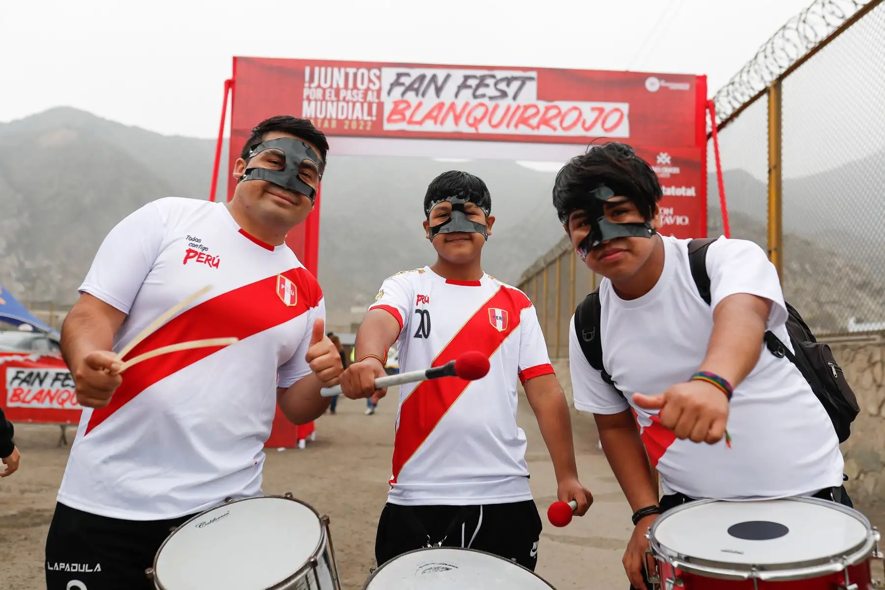 Imágenes previas de hinchas de la Selección peruana que llegan a la explanada del Estadio Monumental a pocas horas del partido de repechaje ante Australia rumbo a Qatar 2022. 
Foto: ANDINA/Renato Pajuelo