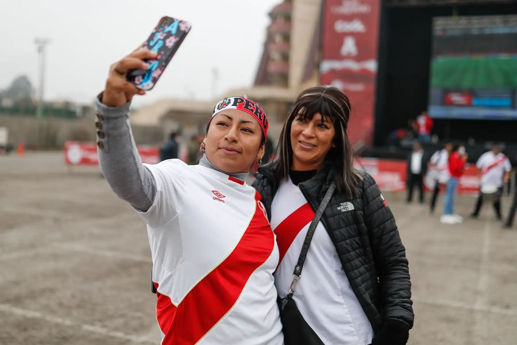Imágenes previas de hinchas de la Selección peruana que llegan a la explanada del Estadio Monumental a pocas horas del partido de repechaje ante Australia rumbo a Qatar 2022. 
Foto: ANDINA/Renato Pajuelo
