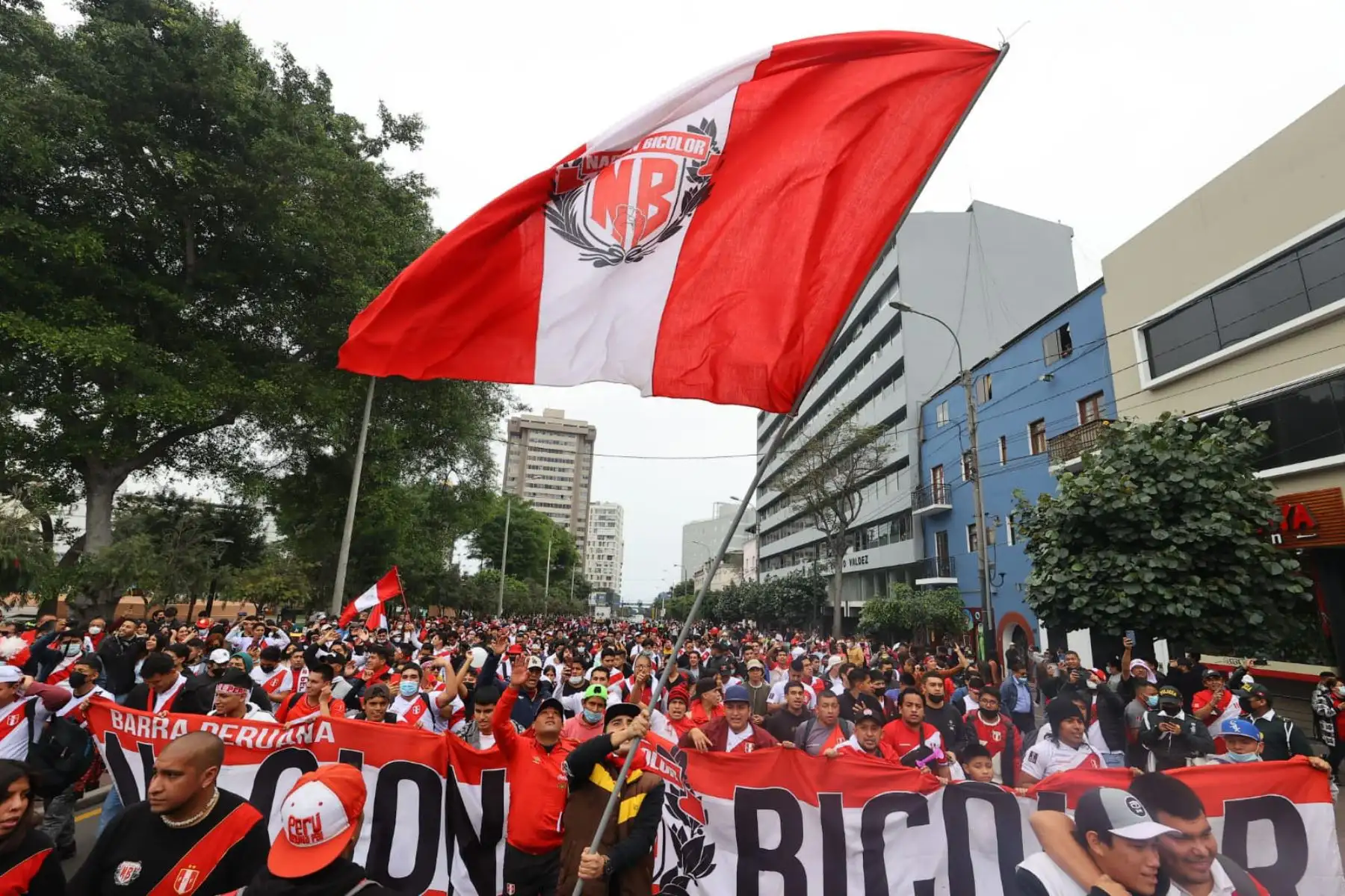 Hinchas se congregan al rededor del parque Kennedy de Miraflores para alentar a la blanquirroja a pocas horas del partido de repechaje ante Australia rumbo a Qatar 2022. 
Foto: ANDINA/Andrés Valle