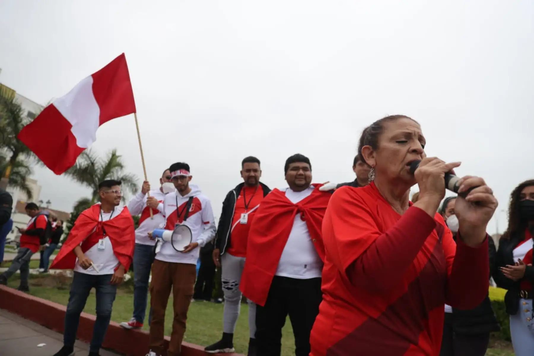 Hinchas chalacos se congregan en la plaza de armas de Bellavista para alentar a la selección en el partido contra Australia.
Foto: ANDINA/Melina Mejía