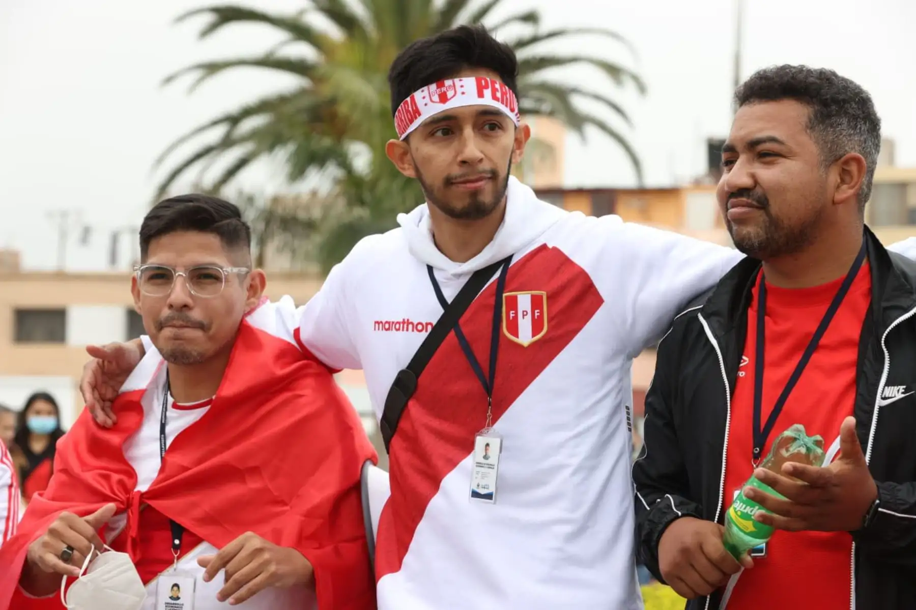 Hinchas chalacos se congregan en la plaza de armas de Bellavista para alentar a la selección en el partido contra Australia.
Foto: ANDINA/Melina Mejía