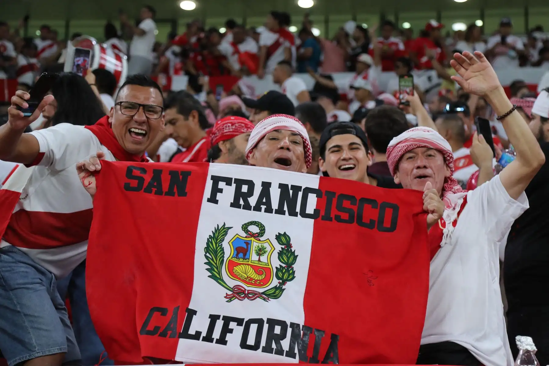 Hinchas de la selección peruana, animan antes del partido de repechaje entre Australia y Perú en el estadio Ahmed bin Ali. Foto: AFP