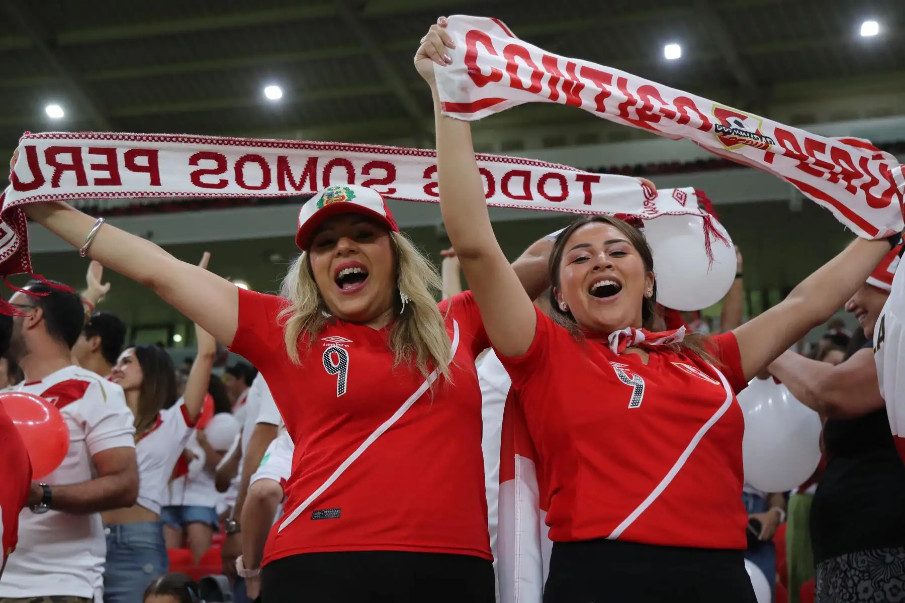 Hinchas de la selección peruana, animan antes del partido de repechaje entre Australia y Perú en el estadio Ahmed bin Ali. Foto: AFP
