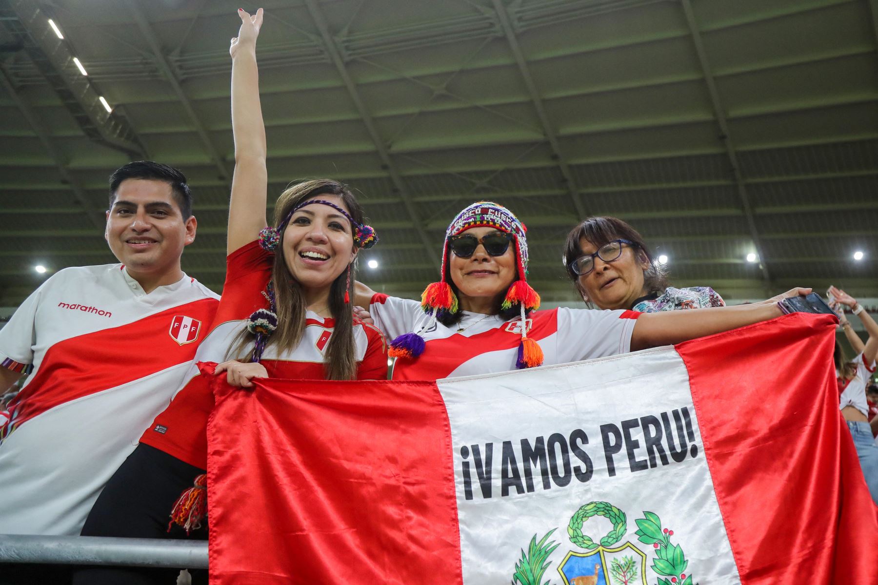 Hinchas de la selección peruana, animan antes del partido de repechaje entre Australia y Perú en el estadio Ahmed bin Ali. Foto: AFP