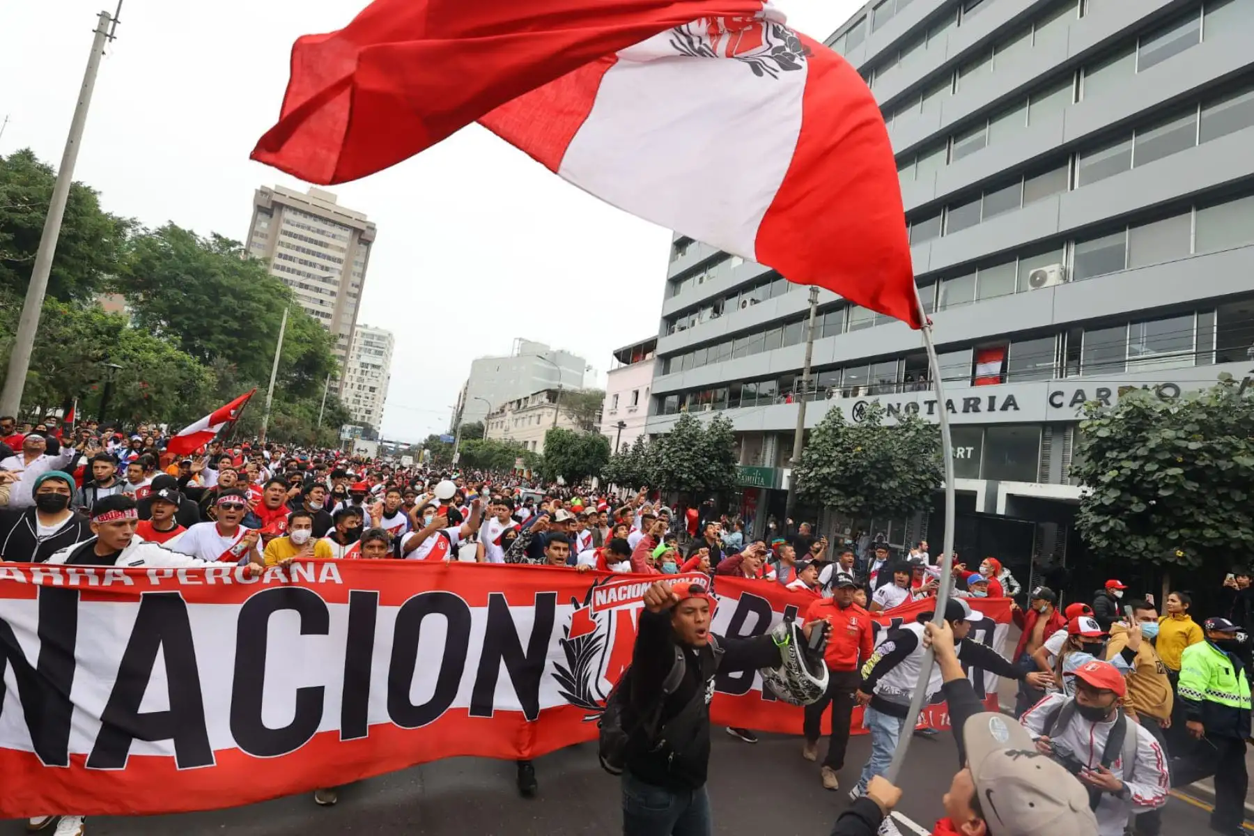 Hinchas se congregan al rededor del parque Kennedy de Miraflores para alentar a la blanquirroja a pocas horas del partido de repechaje ante Australia rumbo a Qatar 2022. 
Foto: ANDINA/Andrés Valle