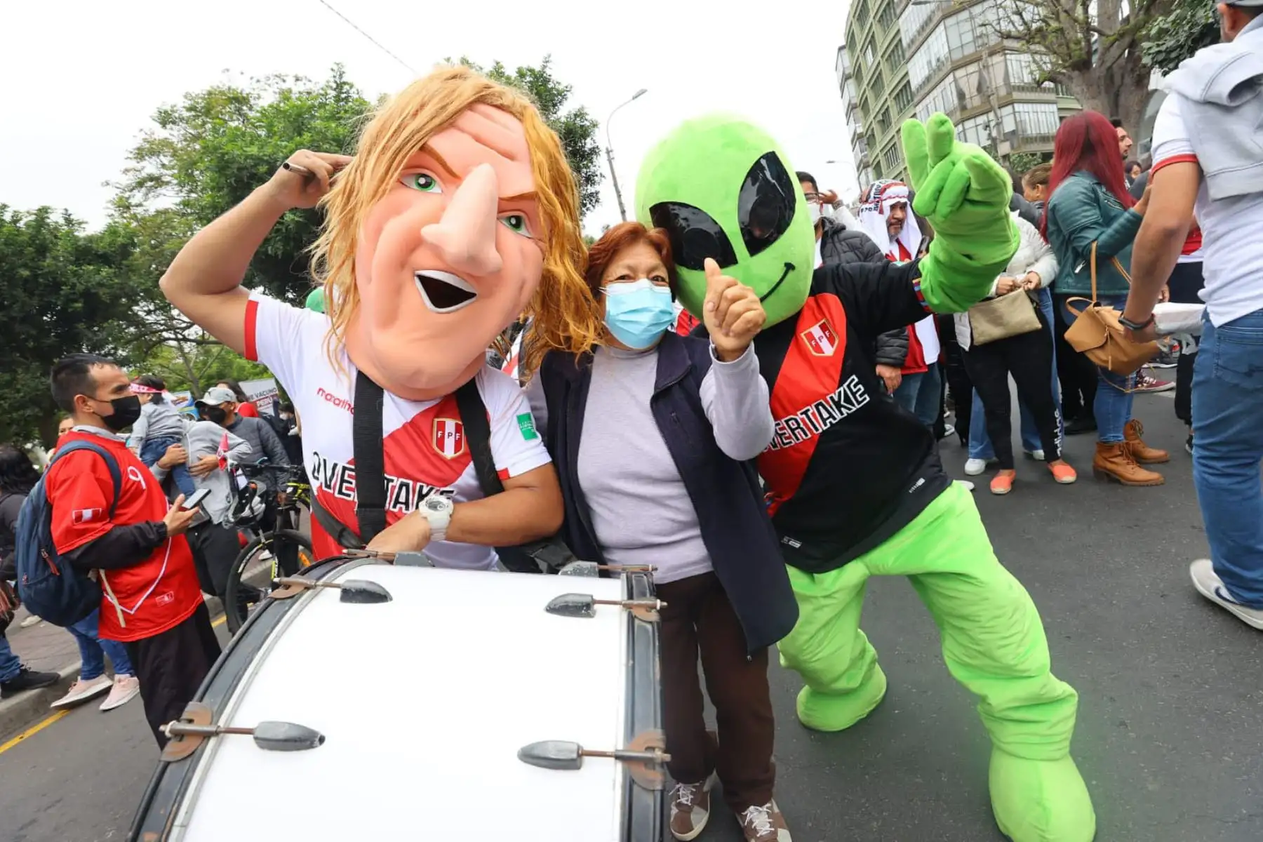 Hinchas se congregan al rededor del parque Kennedy de Miraflores para alentar a la blanquirroja a pocas horas del partido de repechaje ante Australia rumbo a Qatar 2022. 
Foto: ANDINA/Andrés Valle