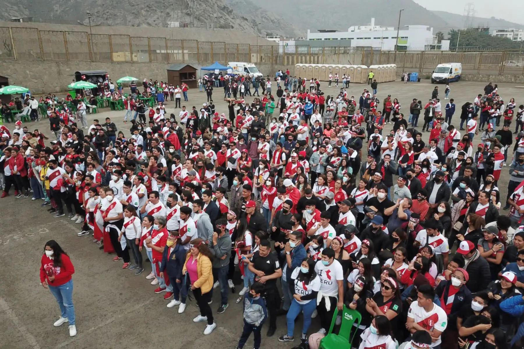Imágenes previas de hinchas de la Selección peruana que llegan a la explanada del Estadio Monumental a pocas horas del partido de repechaje ante Australia rumbo a Qatar 2022. 
Foto: ANDINA/Daniel Bracamonte