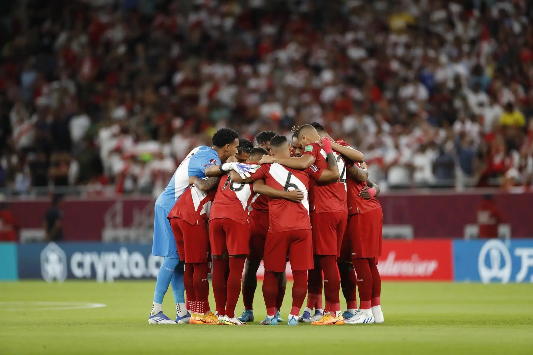 Los jugadores peruanos en el estadio Ahmad bin Ali antes de jugar contra Australia uno de los últimos pases al Mundial de fútbol de Catar 2022.  Foto: EFE