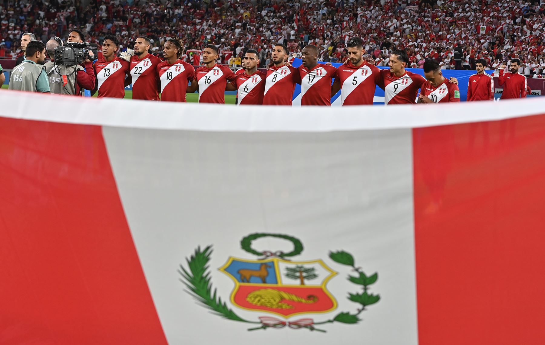 Jugadores de Perú se alinean para el partido de fútbol clasificatorio para el repechaje entre Australia y Perú en Al Rayyan, Qatar. Foto: EFE
