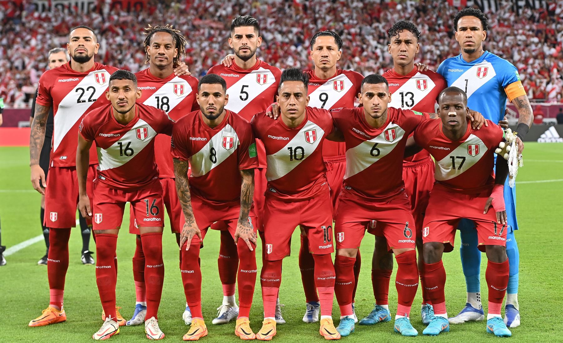 Jugadores de Perú se alinean para el partido de fútbol clasificatorio para el repechaje entre Australia y Perú en Al Rayyan, Qatar. Foto: EFE