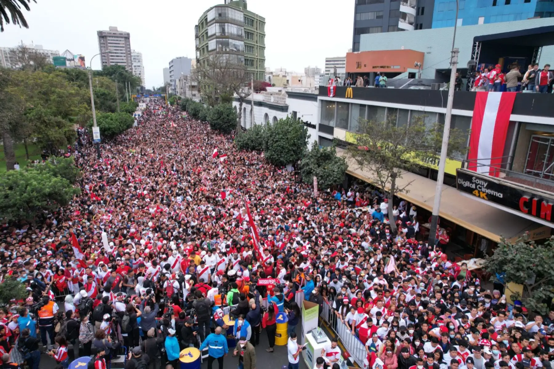 Cientos de hinchas llegaron al parque Kennedy de Miraflores para alentar a la Selección Peruana a pocas horas del partido de repechaje ante Australia rumbo a Qatar 2022. 
Foto: ANDINA/Andrés Valle