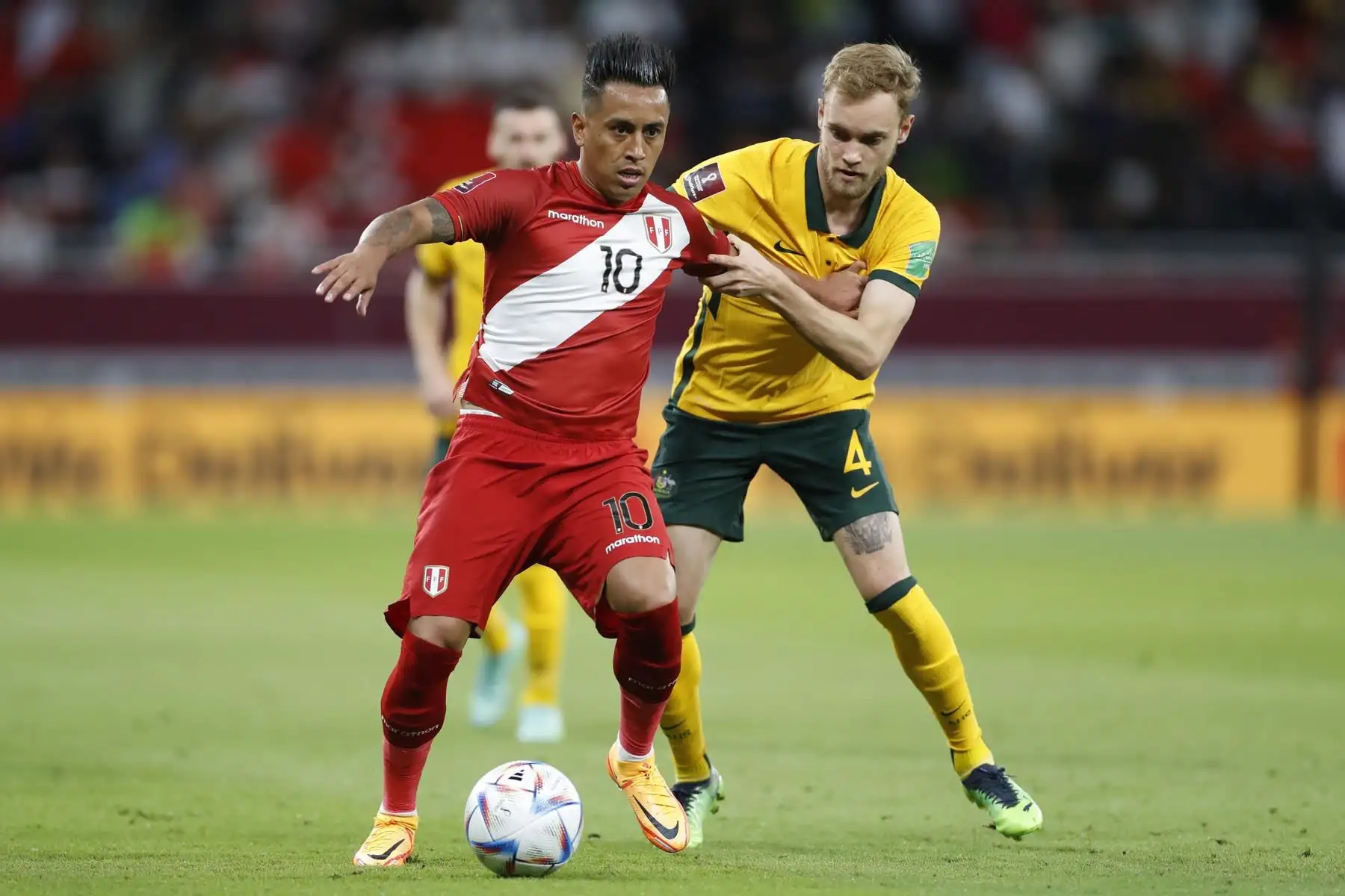 El mediocentro peruano Christian Cueva pelea una posesión con el lateral australiano Rhyan Grant durante un encuentro entre Perú y Australia para el pase al Mundial de fútbol de Catar 2022. Foto: EFE