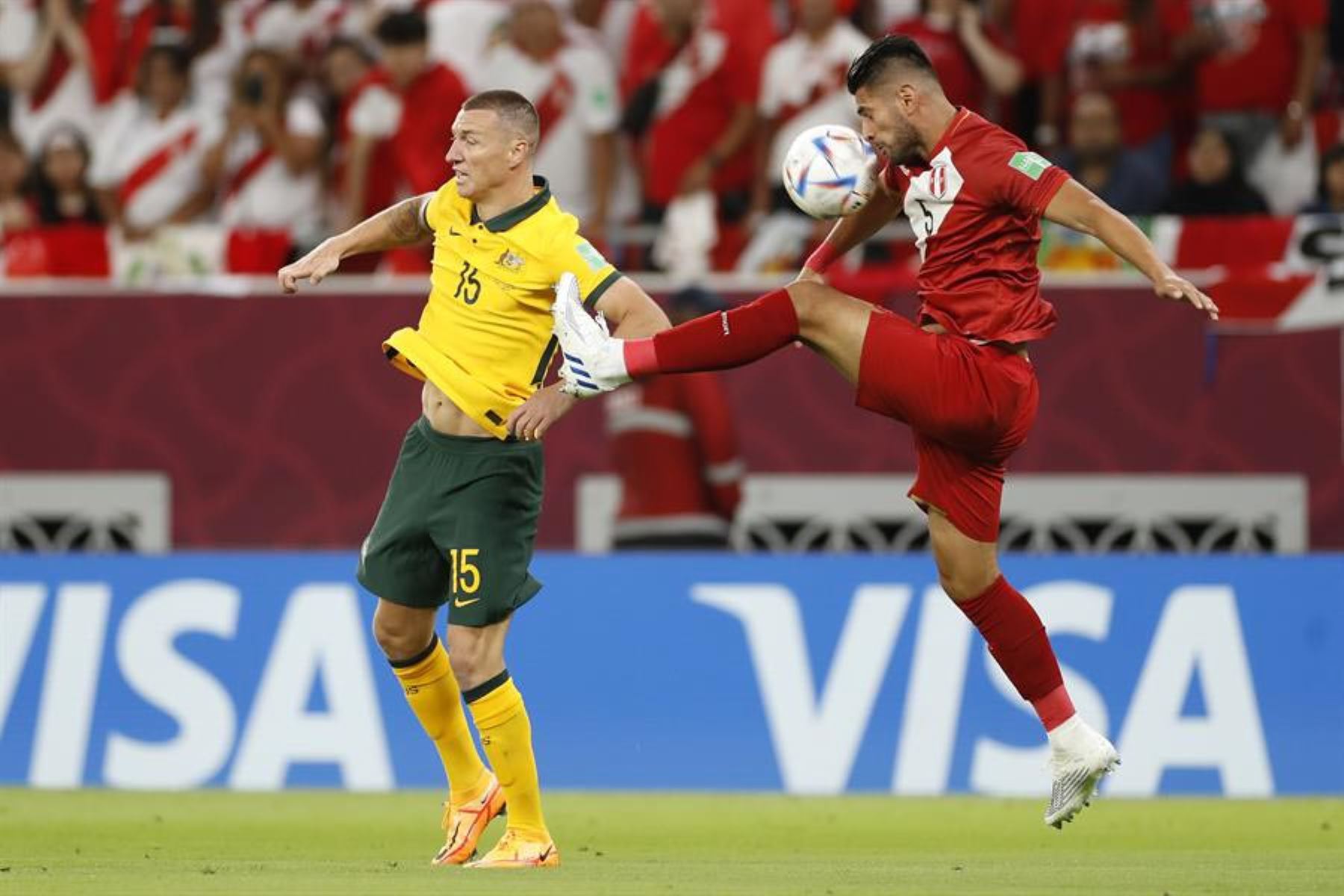 El peruano Carlos Zambrano pelea una posesión con el australiano Mitchell Duke durante un encuentro entre Perú y Australia para el pase al Mundial de fútbol de Catar 2022. Foto: EFE