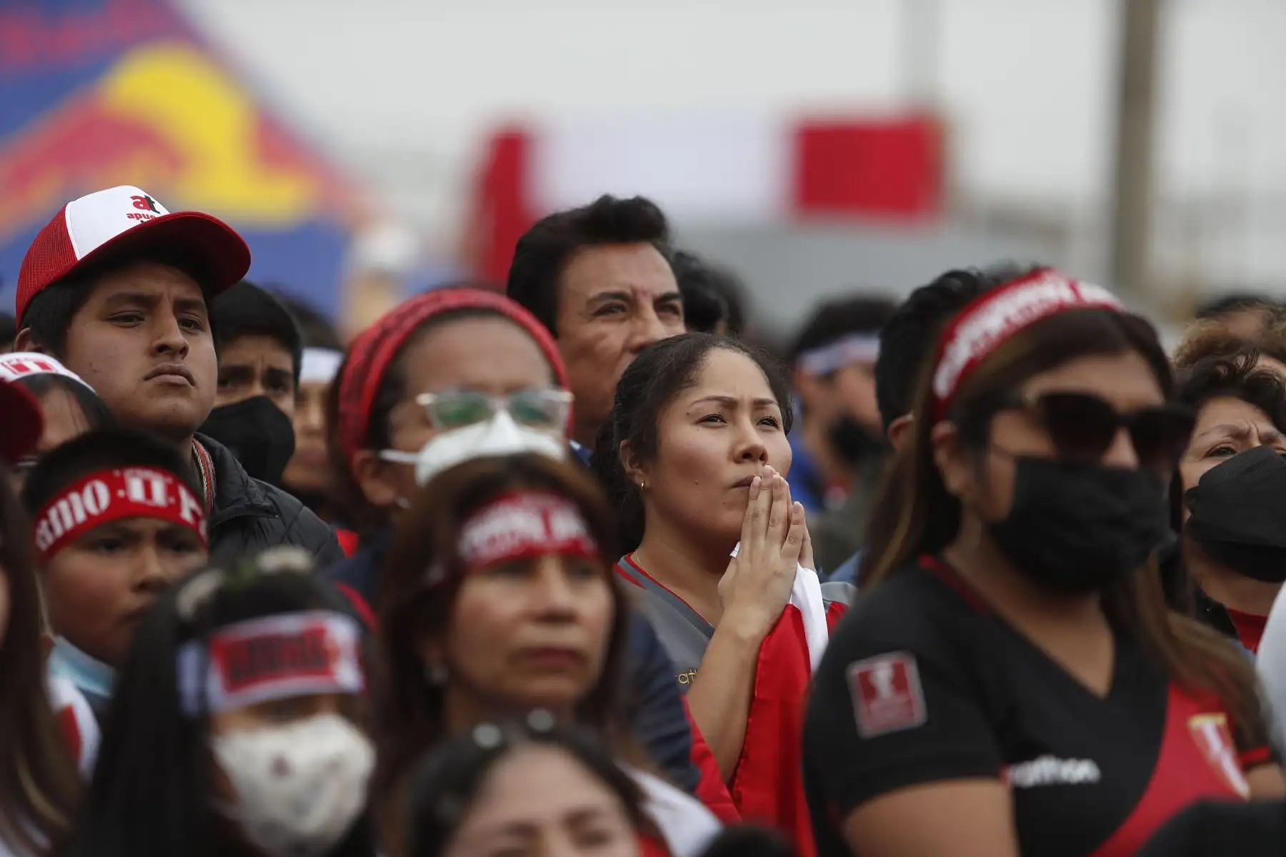 Hinchas de la Selección peruana se concentran en la explanada del Estadio Monumental a pocas horas del partido de repechaje ante Australia rumbo a Qatar 2022. 
Foto: ANDINA/Renato Pajuelo